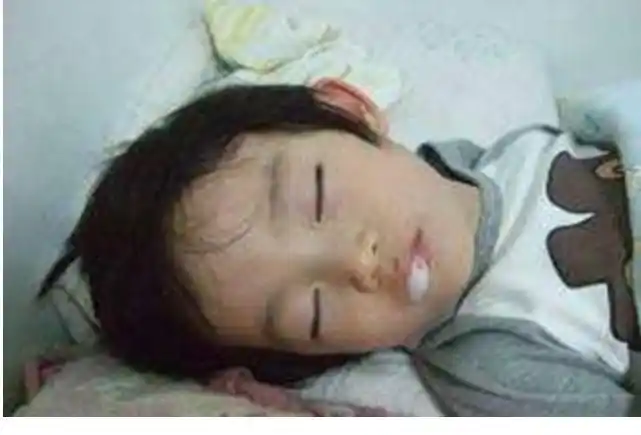 2岁女童,吃完奶奶做的饭,1小时后去世,家长们不要再大意了!