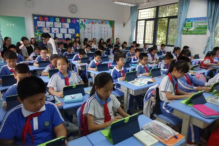 布吉莲花小学与爱义学校:聚焦课堂,共促成长