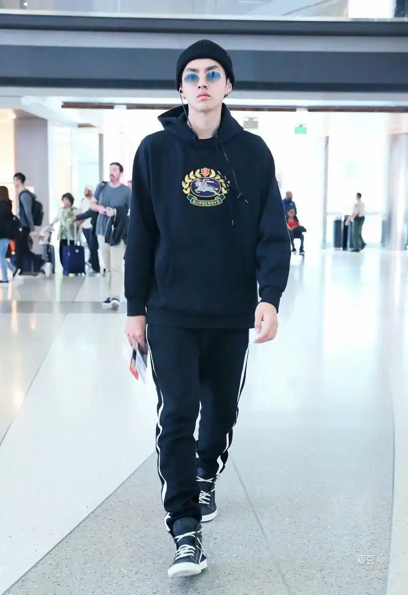 吴亦凡身体力行做粉丝的好榜样 各行各业的每个你也努力变成更优秀的