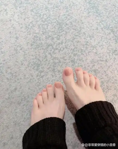 精致的女人,脚都做美甲,真的很漂亮