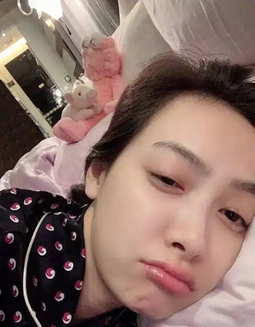 宋茜三登芭莎!素颜照曝光,风格迥异不像一个人,手上的美甲抢镜