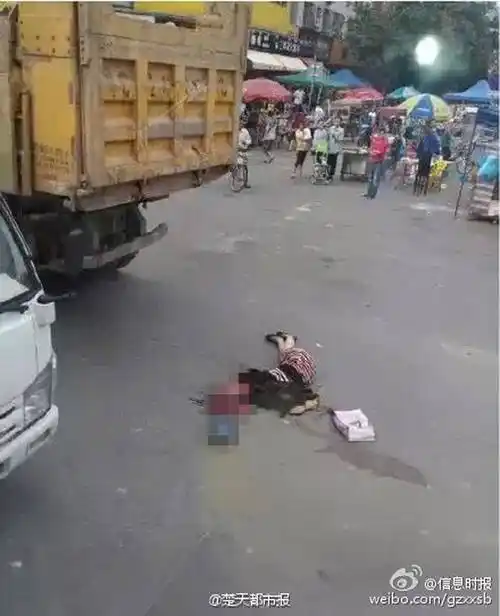 广东:女生走路打手机遭货车碾爆头