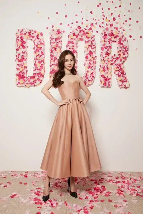 杨颖活动造型好少女穿裸粉色抹胸礼服配中分长卷发美成小公主