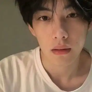 17阳光帅气男生图片自拍-男生头像 - 壁纸之家