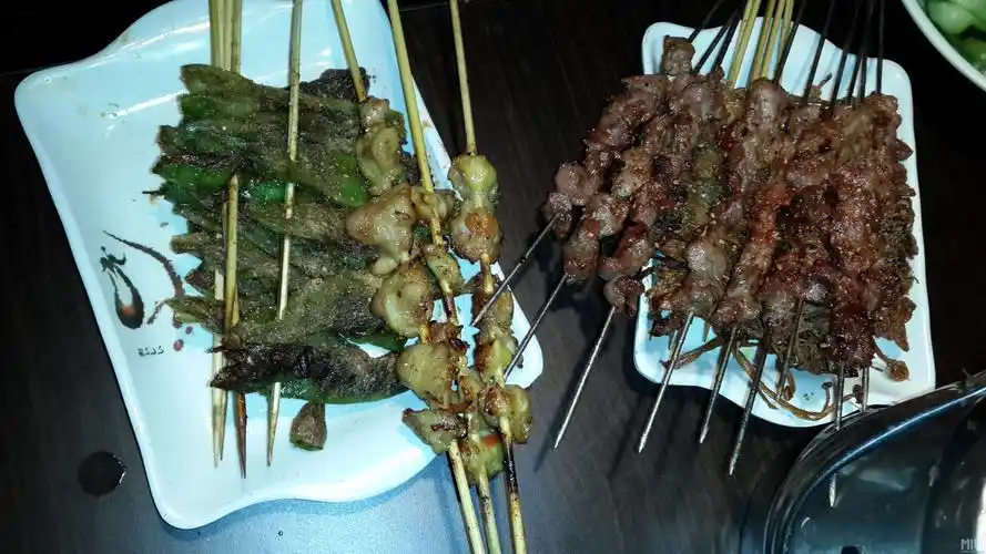 好吃的羊肉串来了,哈哈!