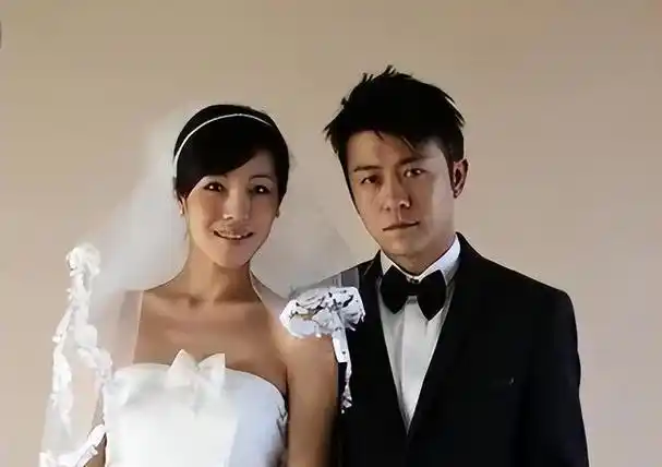 亲妈是导演干妈是导演20年都捧不红他却在娶妻改名后火了