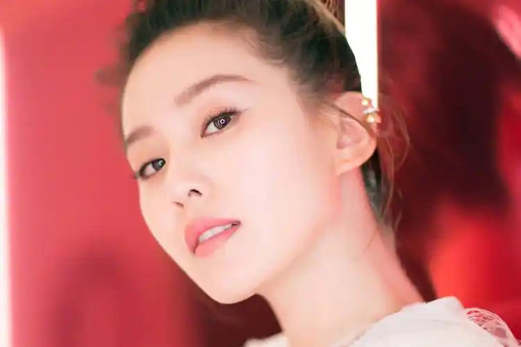 刘诗诗很多人都说圆脸是当不了女主角的,可赵丽颖用实力反驳了这句话.