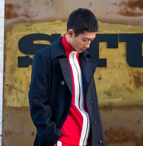 张一山街拍的样子来了,依旧帅,就是头发变短了!