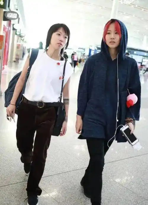 窦靖童真实不做作,染金发赶时髦还裸妆出镜,同龄里实在少见!