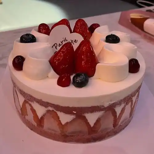 巴黎贝甜生日蛋糕真不错,6寸还是有一,,小呜呜呜呜呜呜呜在ktv愉快的