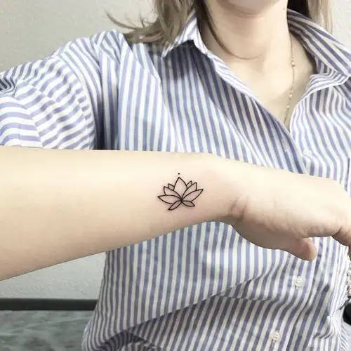 小臂小清新莲花纹身图案