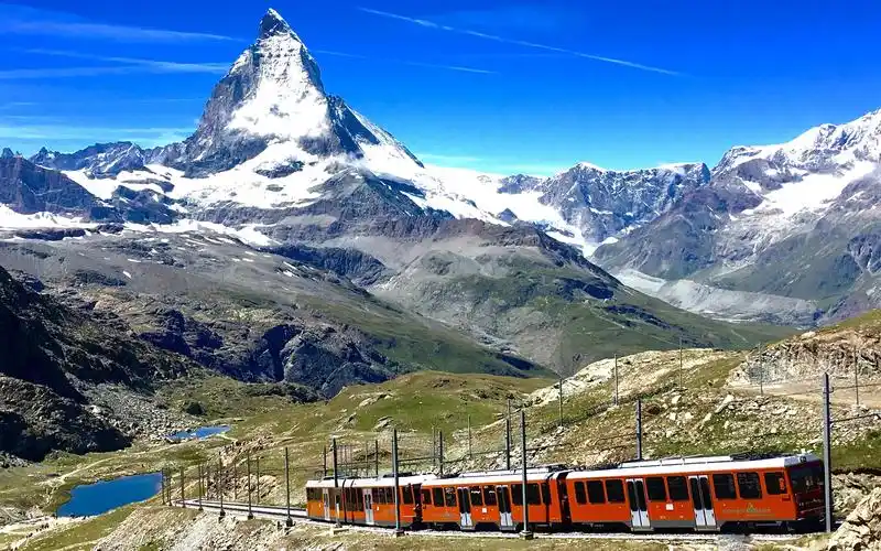 在采尔马特小镇乘坐观景火车到达马特峰雪山观景台