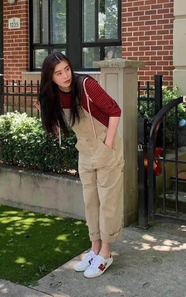 53岁王祖贤难得露面穿背带裤配小白鞋活力十足嫩回美少女