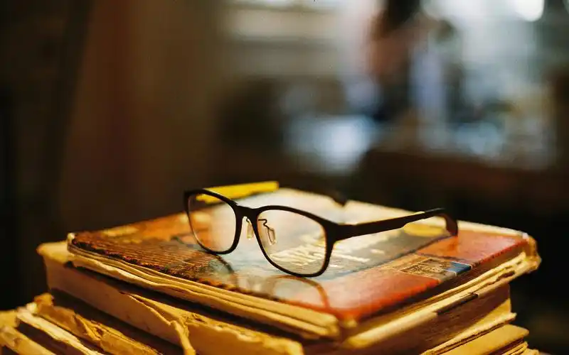 复古风格眼镜主题桌面壁纸