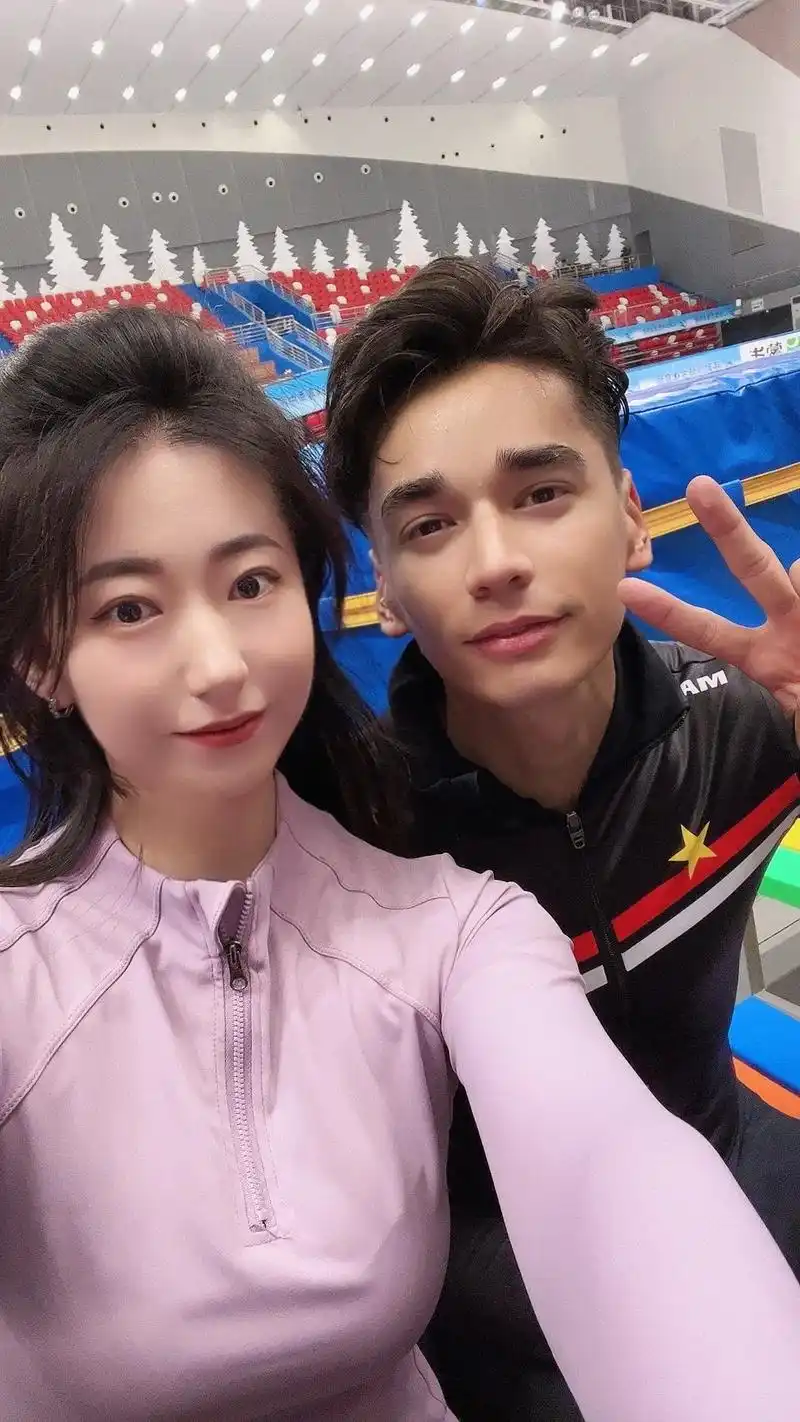 刘少林 #刘少昂  哇咔咔和运动明星合照喽05 - 抖音