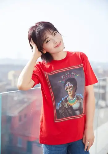 原创刘涛一款短发搭配一条白色条纹连衣裙,减龄又时尚,美得不像话