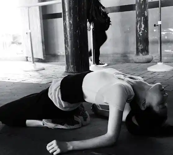 生活中倪妮阳光开朗,工作中的倪妮坚持健身,不然这身材咋这么好_锻炼