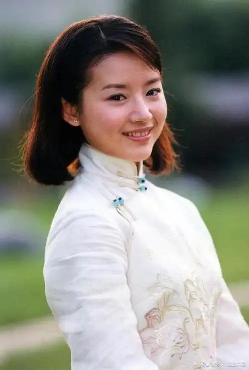 《金粉世家》里的女主角董洁饰演的冷清秋,相信给很多人留下了很深的