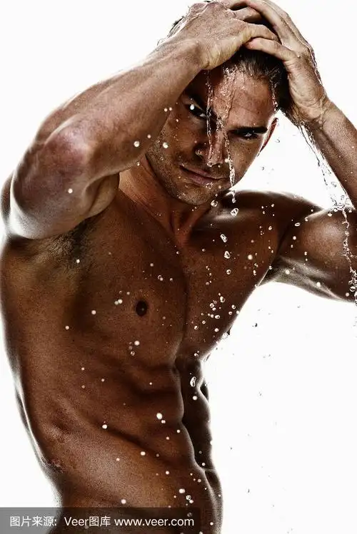洗澡的肌肉男