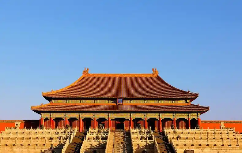 太和殿内廷以乾清宫,交泰殿,坤宁宫后三宫为中心,两翼为养心殿,东六宫