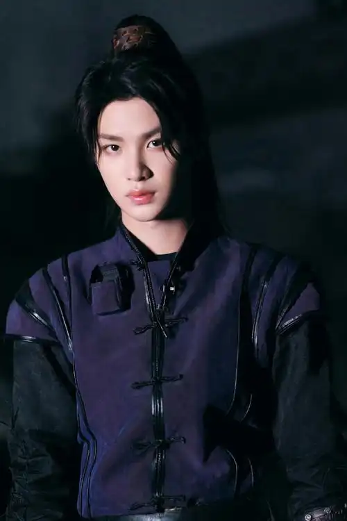 黄明昊紫衣高马尾剧照