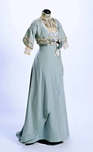 这件十分清雅的衣服是1911年一位新娘在婚礼后去剧院