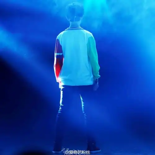 tfboys易烊千玺 背影 cr.logo 高清