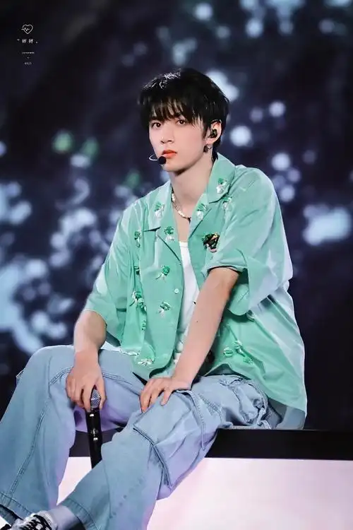 刘耀文last night#92#刘耀文跳舞好帅#    狠狠帅气!