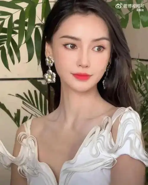 拔了毛的凤凰不如鸡!香港这夜,将杨颖的尴尬境况体现得淋漓尽致