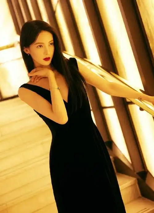 金晨深v开叉裙##美出圈