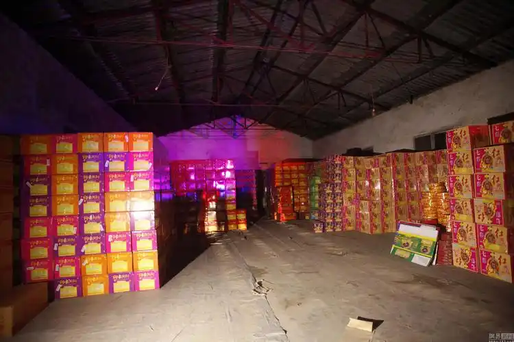 西安警方查封烟花爆竹储存点 囤积5000余件