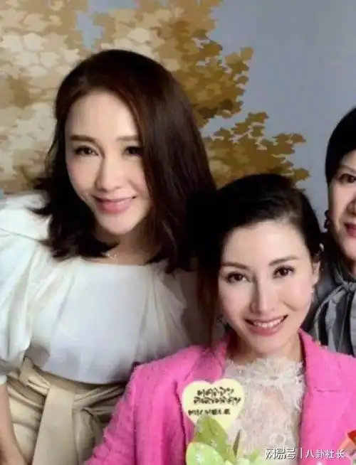 黎姿提前为李嘉欣庆生两大美女同框的画面养眼蛋糕造型别致