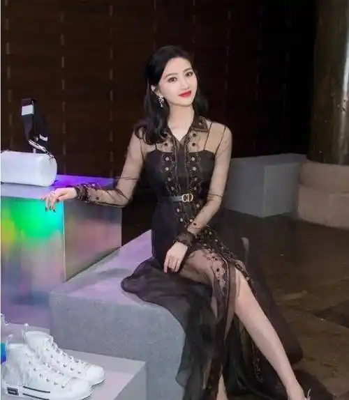 像这样的黑色紧身裤,完全勾勒出景甜迷人的双腿.