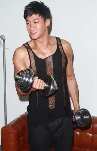 娱乐 据台湾媒体报道,37岁的何润东在演艺圈是有名的"雕王",身材健硕