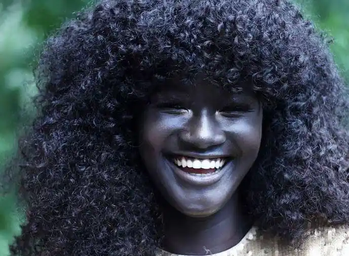 19岁女子肤色黝黑被誉为"黑色素女神"