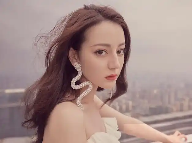 不得不承认迪丽热巴的颜值在娱乐圈来说的确是相当有优势,完全能够扛