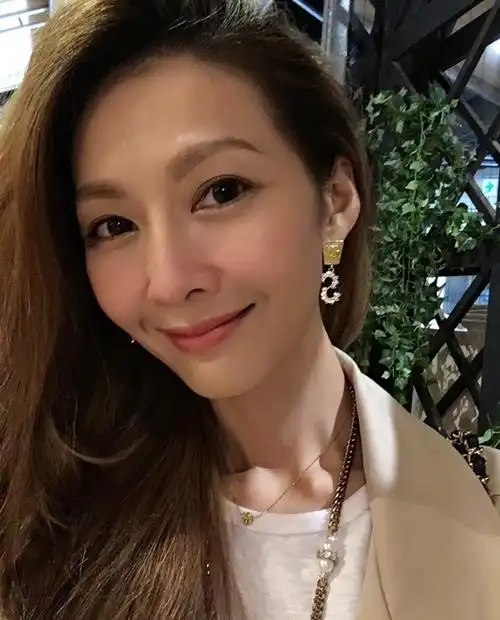 何润东太太林静仪炫富,秀硕大钻戒和香奈儿包包