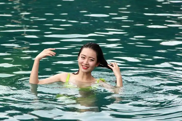泳池泳装秀