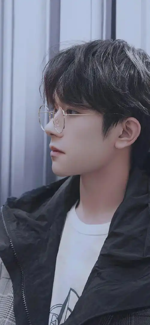 易烊千玺街拍帅气高清手机壁纸