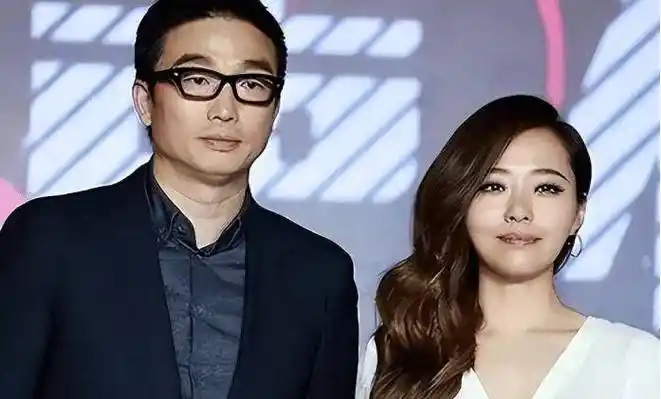 张靓颖:出道遇到"老渣男",被骗财骗色15年,为爱打乳钉仍被抛弃_冯轲