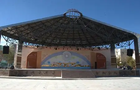 喜迎十八大:青河打造双重风格县文化广场舞台