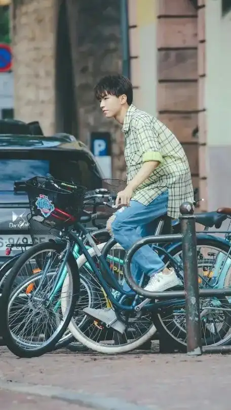 王俊凯 #王俊凯让人心动的n个瞬间  喜欢一些异国街拍 - 抖音