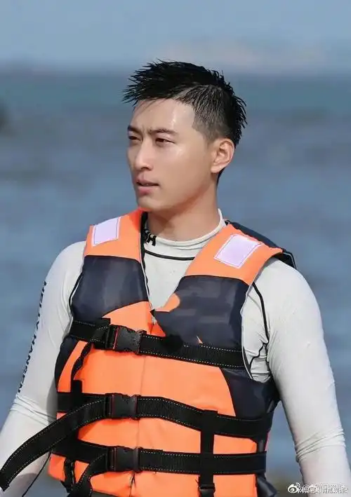 考古了窦骁这宝藏男孩爱运动一身肌肉擅长很多项极限运动