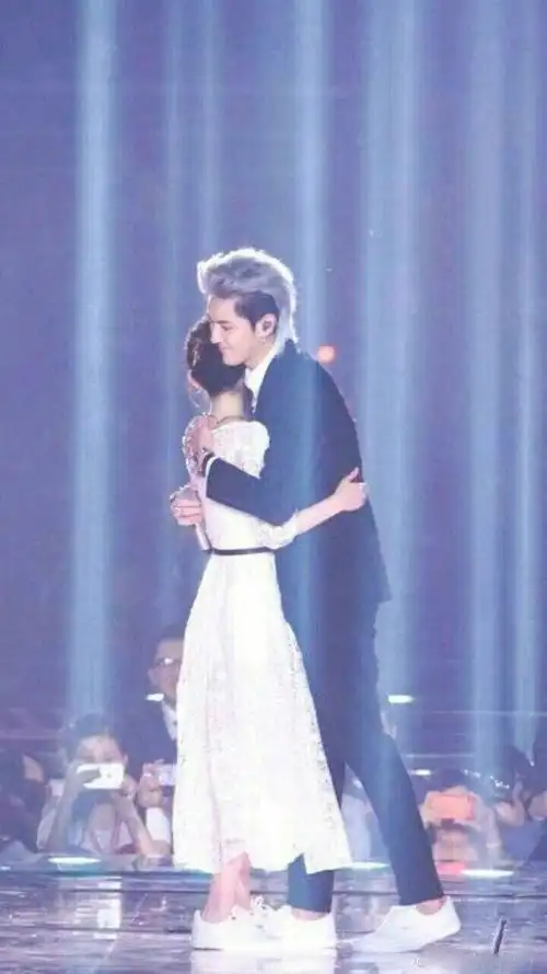 赵丽颖吴亦凡同台亲密拥抱 含笑脉脉撒狗粮甜炸了