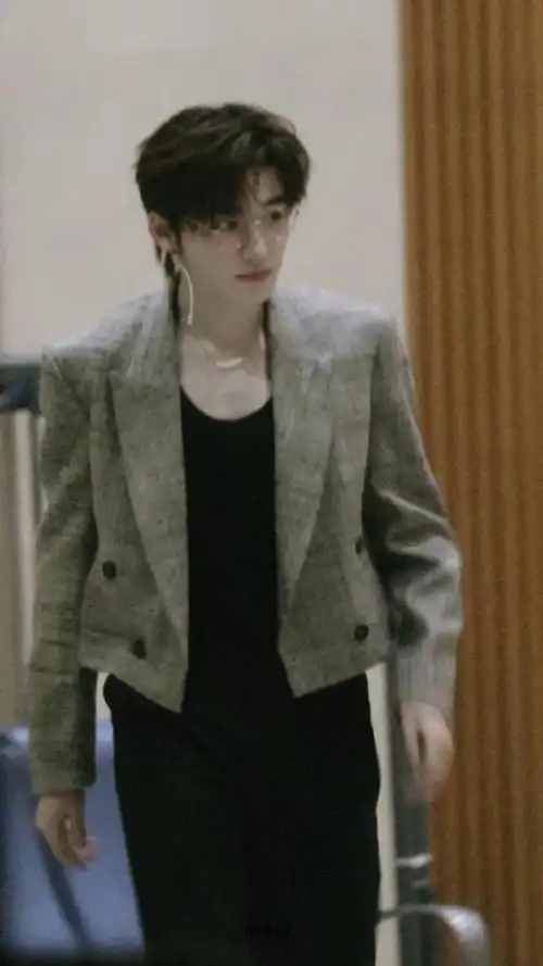 宋亚轩红色亮片西装