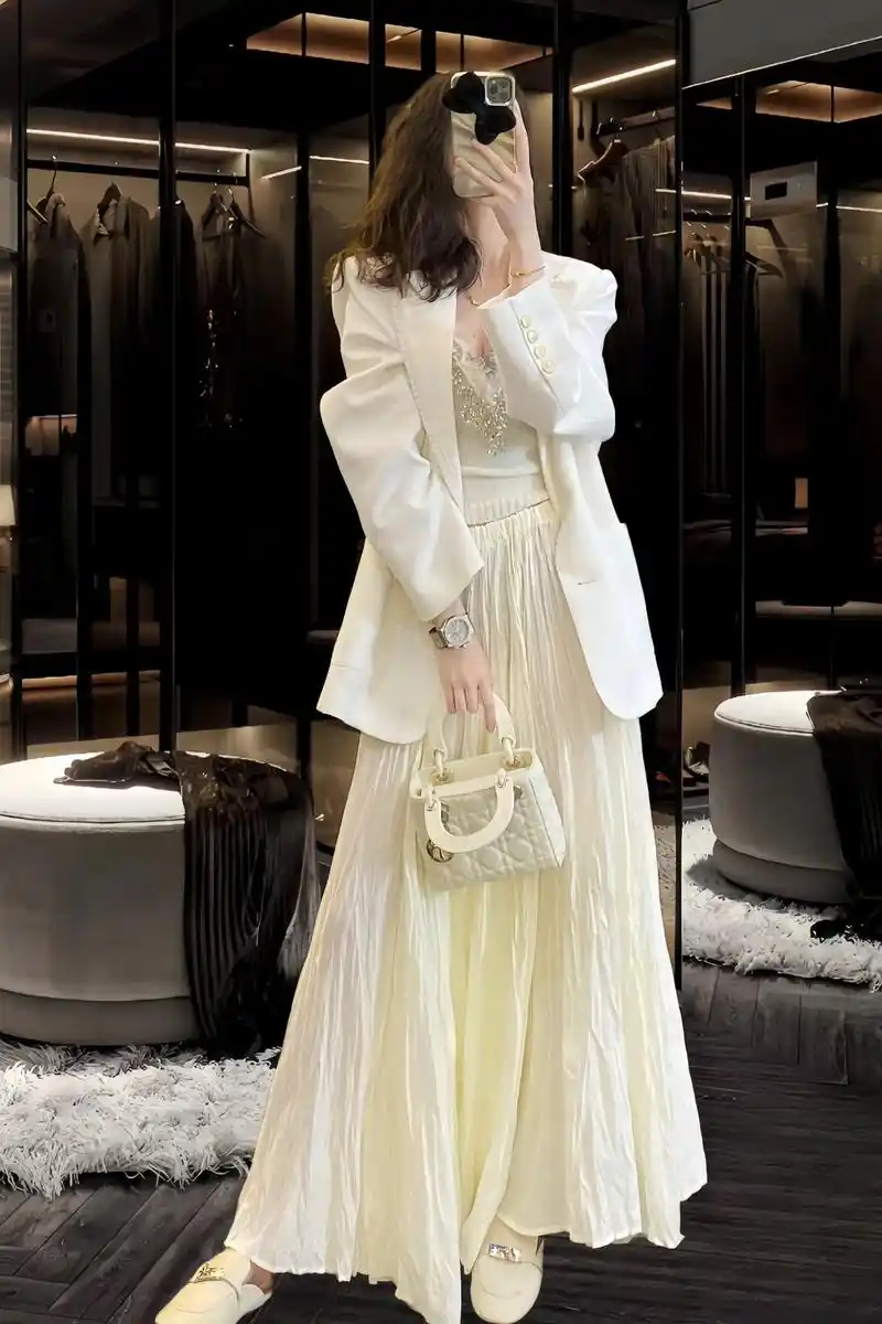 早春时尚气质穿搭～姐妹们～这套小香风西装裙套装直接惊艳到我了