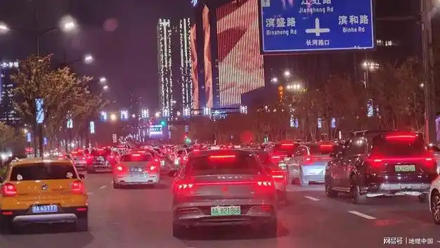 镜头直击夜色下的杭州晚高峰中河路高架桥(图)