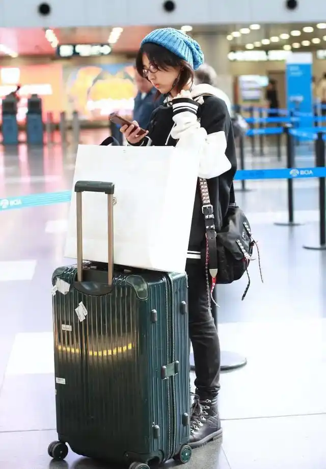 张子枫现身机场,破洞裤配皮靴变时髦,可头戴线帽提前过冬?