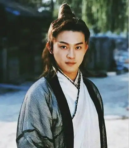 络腮胡子,厚厚的小肚腩,大家可能忘了《上错花轿嫁对郎》里的沙平威