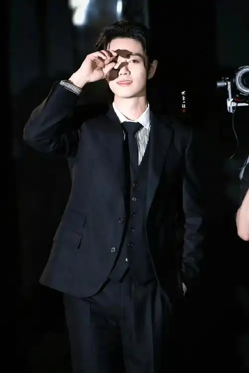 肖战拉夫劳伦香氛代言人 #肖战赴新加坡参加活动 #肖战 # - 兑趑